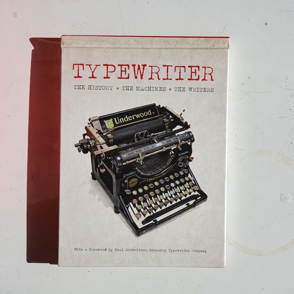 Zdjęcie książki /images/books/04 typewriter machines history/typewriter history machines writes