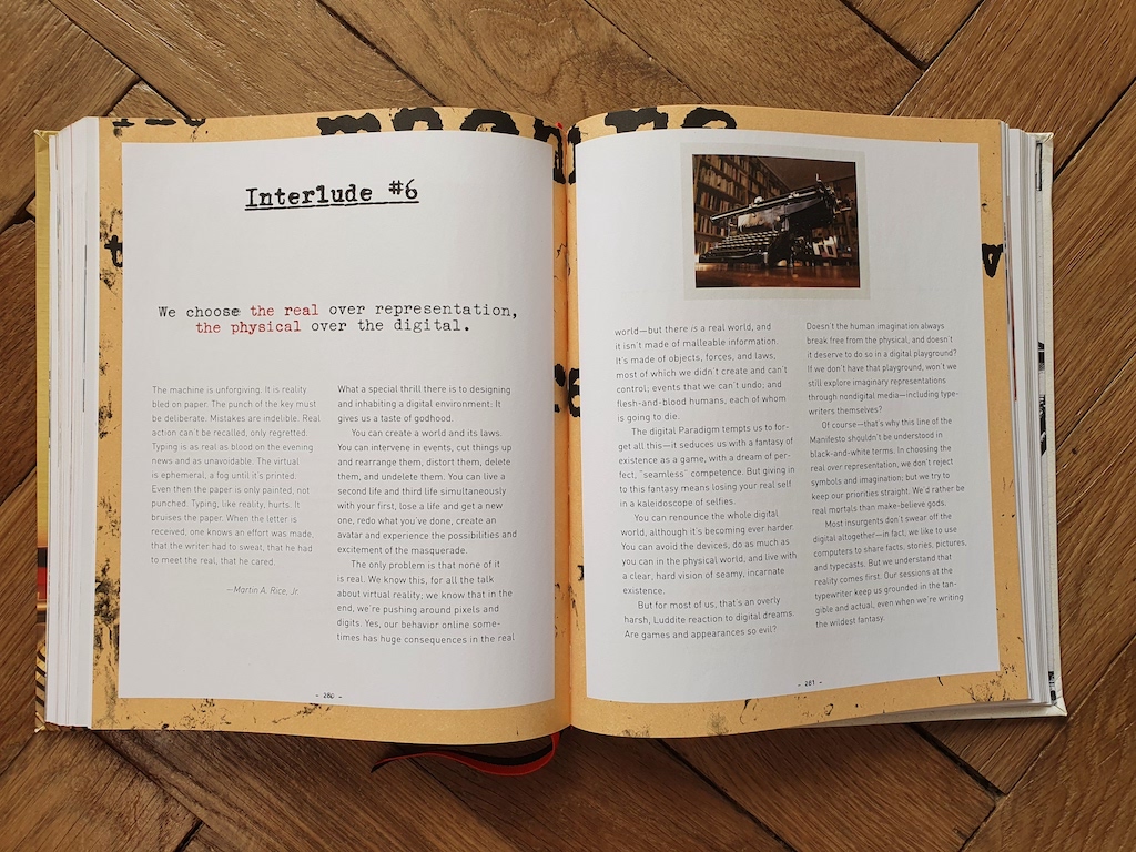 Wewnatrz Typewriter Revolution Książki